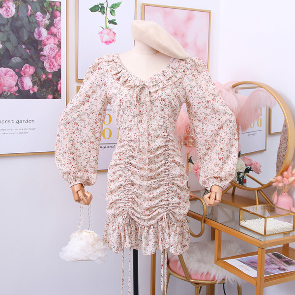 Modern női ruha széles ujjú, virágos motívumokkal, bézs és fekete színben