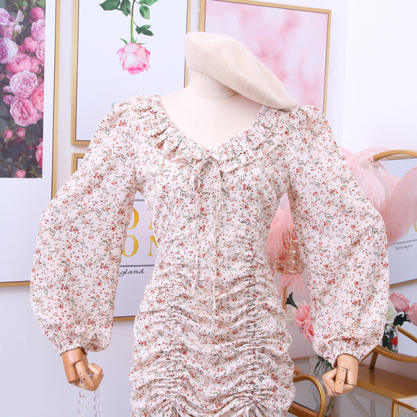 Modern női ruha széles ujjú, virágos motívumokkal, bézs és fekete színben