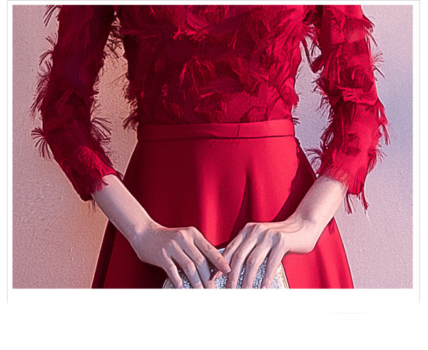 Forma női ruha spitz nyakkivágással és 7/8 ujjú piros színben