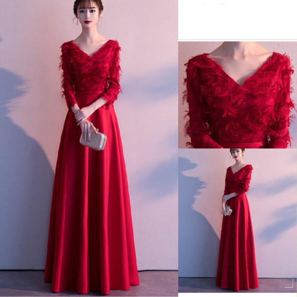 Forma női ruha spitz nyakkivágással és 7/8 ujjú piros színben