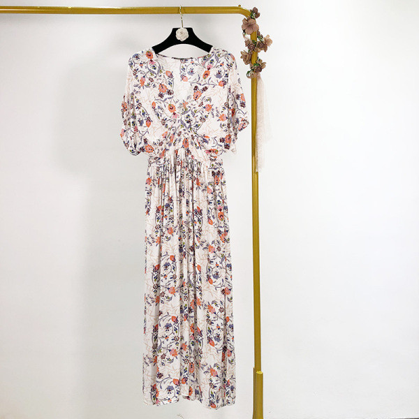 Női nyári ruha mély V-nyakkal, magas derékkal, fehér színben, virágmintával - szabású modell