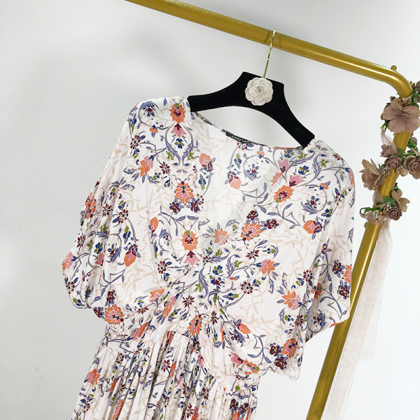 Női nyári ruha mély V-nyakkal, magas derékkal, fehér színben, virágmintával - szabású modell