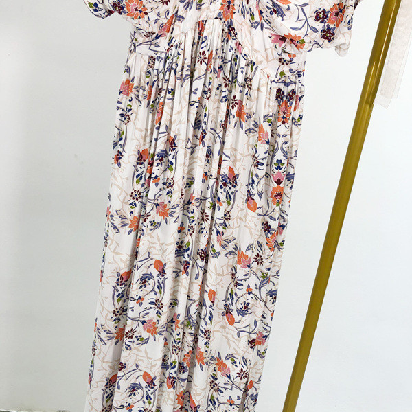 Női nyári ruha mély V-nyakkal, magas derékkal, fehér színben, virágmintával - szabású modell