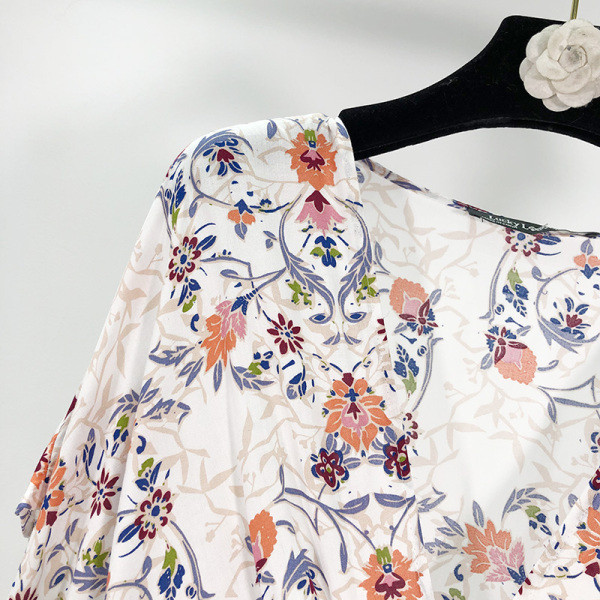 Női nyári ruha mély V-nyakkal, magas derékkal, fehér színben, virágmintával - szabású modell