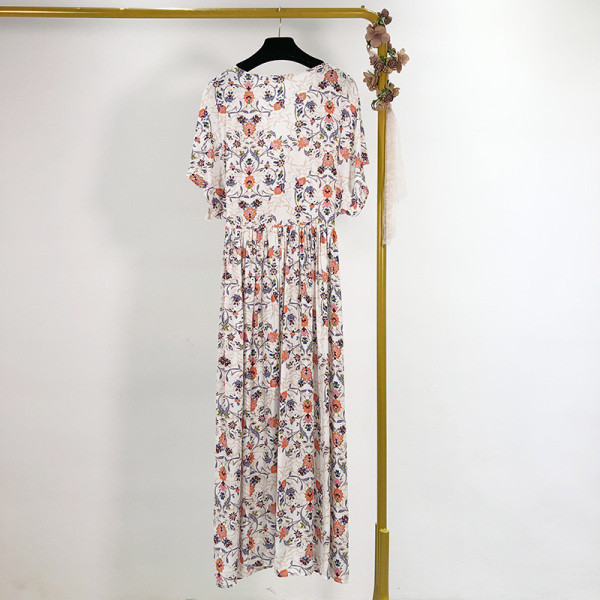 Női nyári ruha mély V-nyakkal, magas derékkal, fehér színben, virágmintával - szabású modell