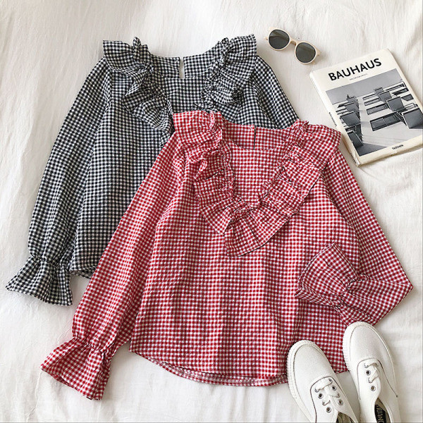 Cămașă modernă de damă în roșu și negru, cu decolteu rotund și bucle