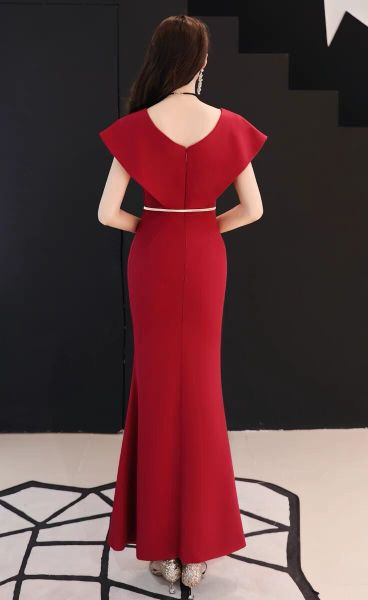 Forma női ruha övvel fekete és piros színben