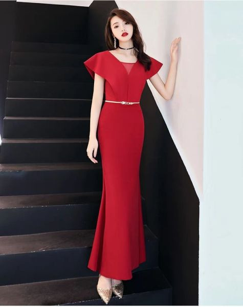 Forma női ruha övvel fekete és piros színben