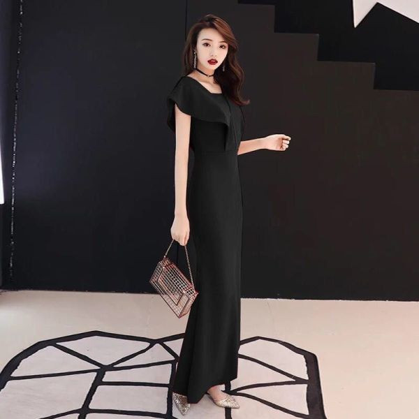 Forma női ruha övvel fekete és piros színben