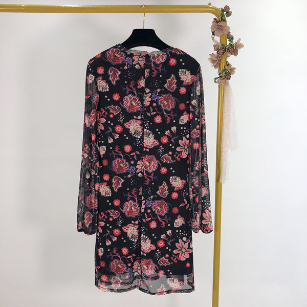 Lezser tüll alkalmi ruha fekete színben virágmintával