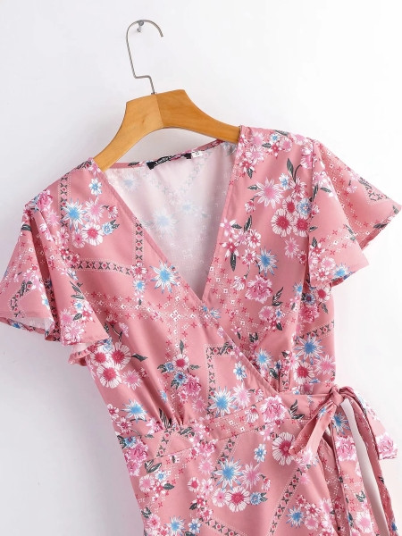 Új modell tavaszi-nyári ruha fürtökkel és V-nyakú rózsaszín színben