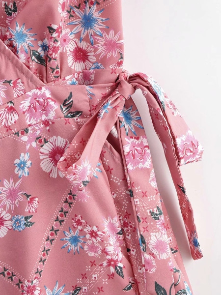 Új modell tavaszi-nyári ruha fürtökkel és V-nyakú rózsaszín színben