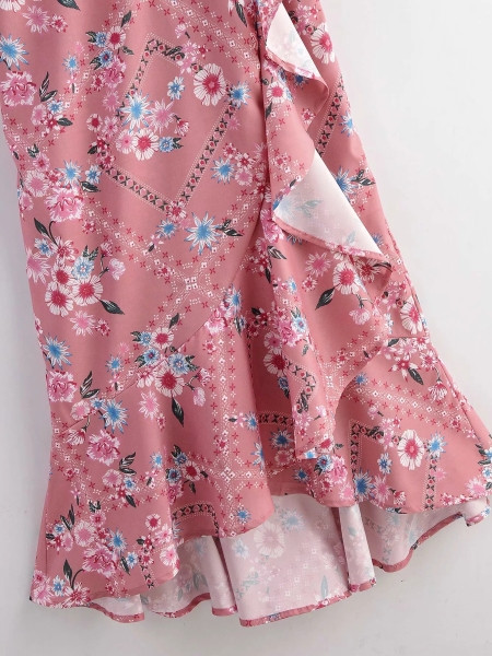 Új modell tavaszi-nyári ruha fürtökkel és V-nyakú rózsaszín színben