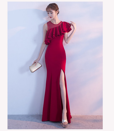 Κομψό γυναικείο φόρεμα με τούλι και βολάνς σε μαύρο και κόκκινο χρώμα