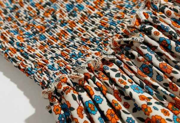 Γυναικεία φούστα με ελαστική μέση σε λευκόχρώμα με floral σχέδιο