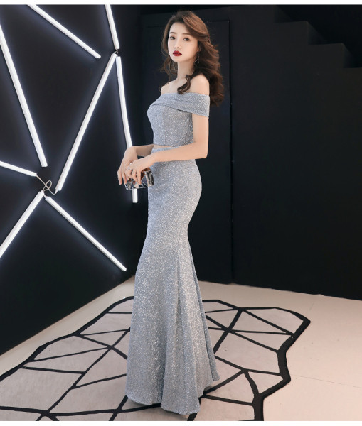 Κομψό γυναικείο μακρύ φόρεμα με σχίσημο σε ασήμι, χρυσό και κόκκινο χρώμα