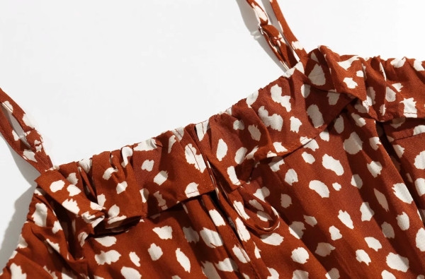 Nyári női overall fürtökkel és vékony pántokkal, fehér és barna színben