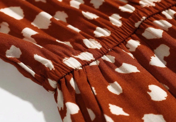 Nyári női overall fürtökkel és vékony pántokkal, fehér és barna színben