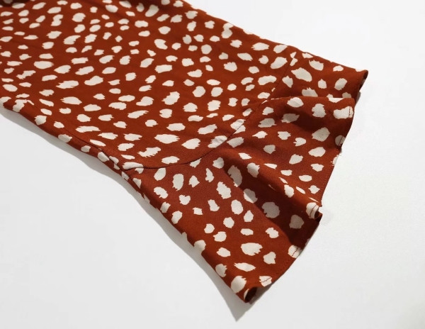 Nyári női overall fürtökkel és vékony pántokkal, fehér és barna színben