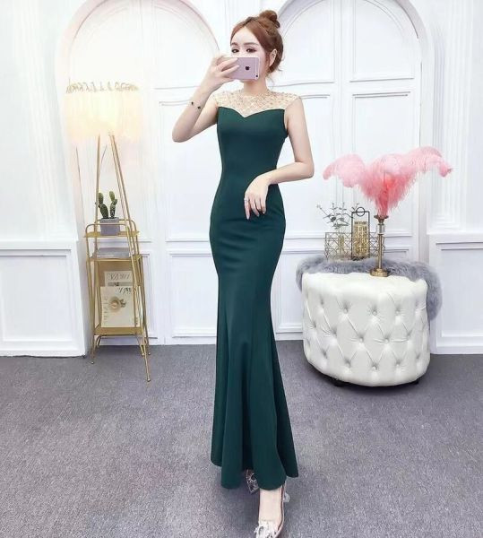 Νέο μοντέλο μοντέρνο γυναικείο φόρεμα με πούλιες και οβάλ ντεκολτέ στο πράσινο, μαύρο, μπλε και κόκκινο χρώμα