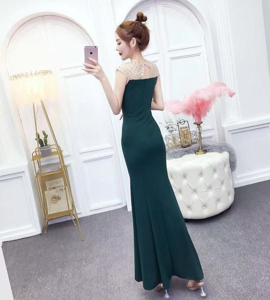 Νέο μοντέλο μοντέρνο γυναικείο φόρεμα με πούλιες και οβάλ ντεκολτέ στο πράσινο, μαύρο, μπλε και κόκκινο χρώμα