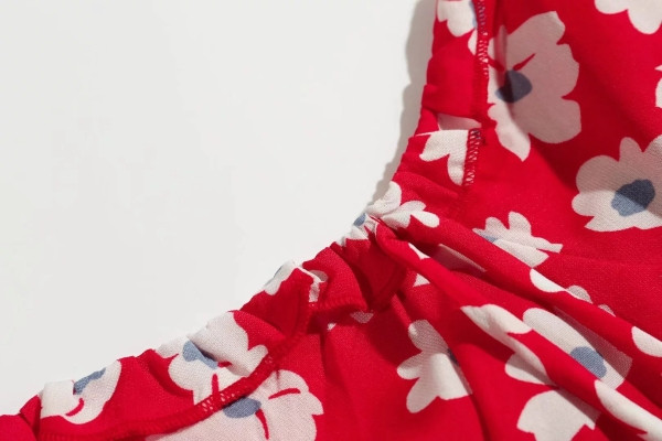 Σύντομο καλοκαιρινό φόρεμα με λεπτές λωρίδες και βολάν σε κόκκινο χρώμα με floral print