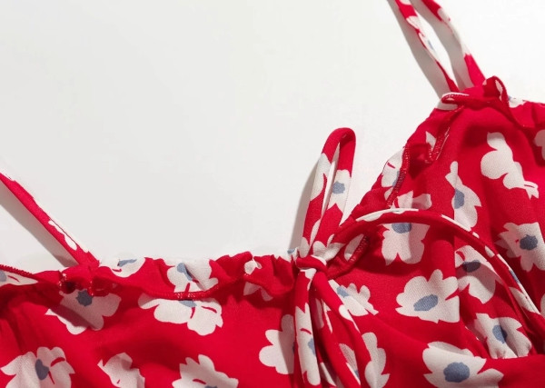 Σύντομο καλοκαιρινό φόρεμα με λεπτές λωρίδες και βολάν σε κόκκινο χρώμα με floral print