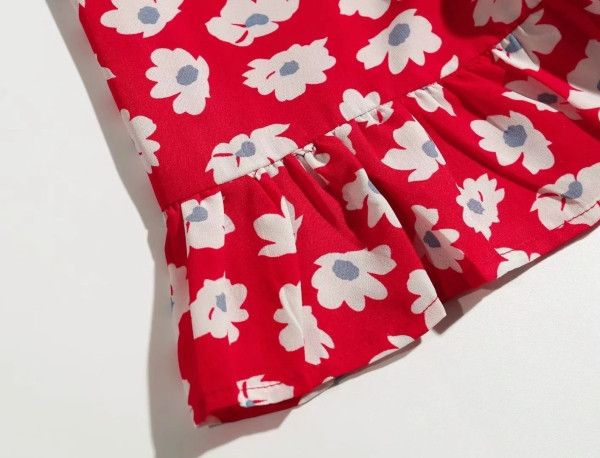 Σύντομο καλοκαιρινό φόρεμα με λεπτές λωρίδες και βολάν σε κόκκινο χρώμα με floral print