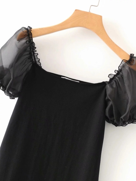 Σύντομο γυναικείο φόρεμα με κοντό μανίκι με τούλι σε μαύρο χρώμα