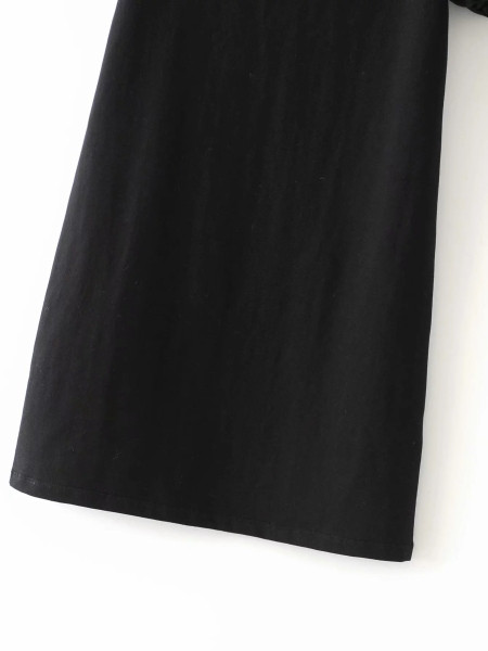 Σύντομο γυναικείο φόρεμα με κοντό μανίκι με τούλι σε μαύρο χρώμα