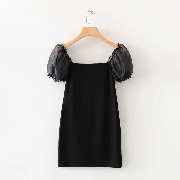 Σύντομο γυναικείο φόρεμα με κοντό μανίκι με τούλι σε μαύρο χρώμα