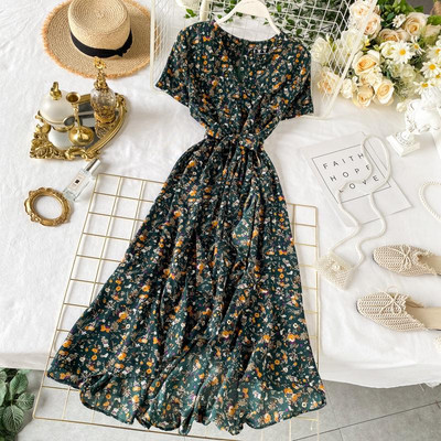 Γυναικείο casual φόρεμα με Floral Patterns και λαιμόκοψη - Ασύμμετρη μοτίβο