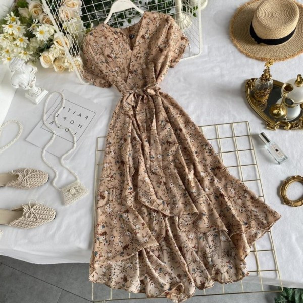 Γυναικείο casual φόρεμα με Floral Patterns και λαιμόκοψη - Ασύμμετρη μοτίβο