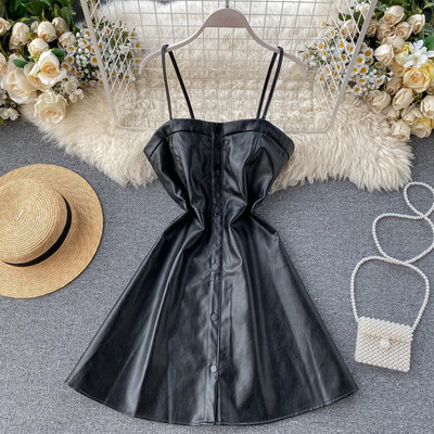 Aktuális női bőr ruha vékony pántokkal és gombokkal