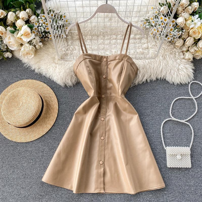 Aktuális női bőr ruha vékony pántokkal és gombokkal