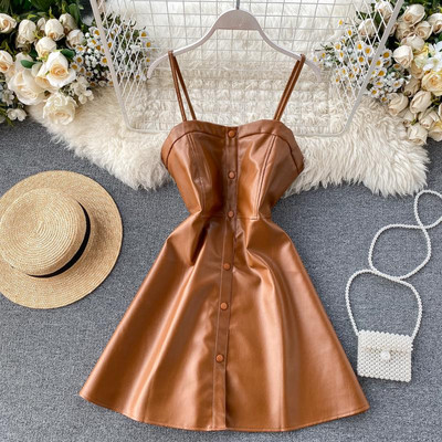 Aktuális női bőr ruha vékony pántokkal és gombokkal