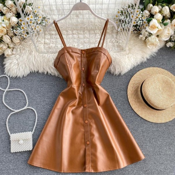 Aktuális női bőr ruha vékony pántokkal és gombokkal