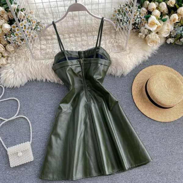 Aktuális női bőr ruha vékony pántokkal és gombokkal