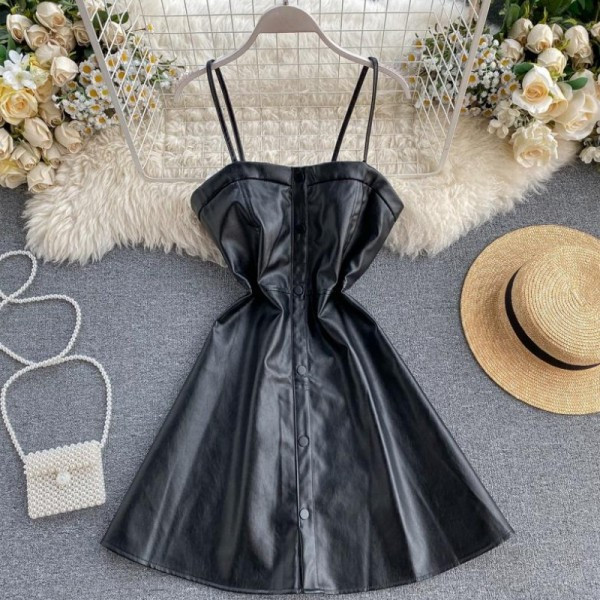 Aktuális női bőr ruha vékony pántokkal és gombokkal