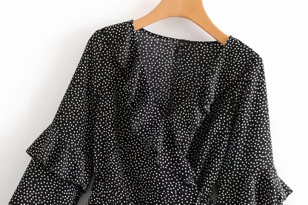 Női alkalmi ruha fürtökkel és V-nyakú fekete színben