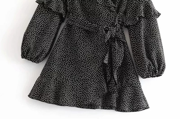 Női alkalmi ruha fürtökkel és V-nyakú fekete színben