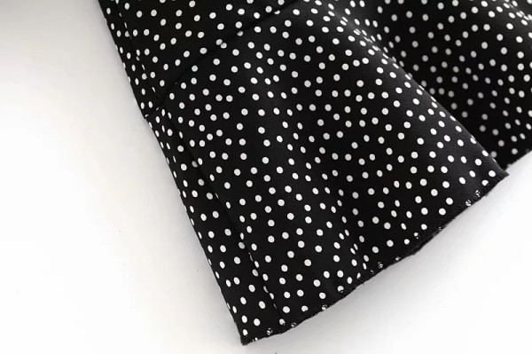 Női alkalmi ruha fürtökkel és V-nyakú fekete színben