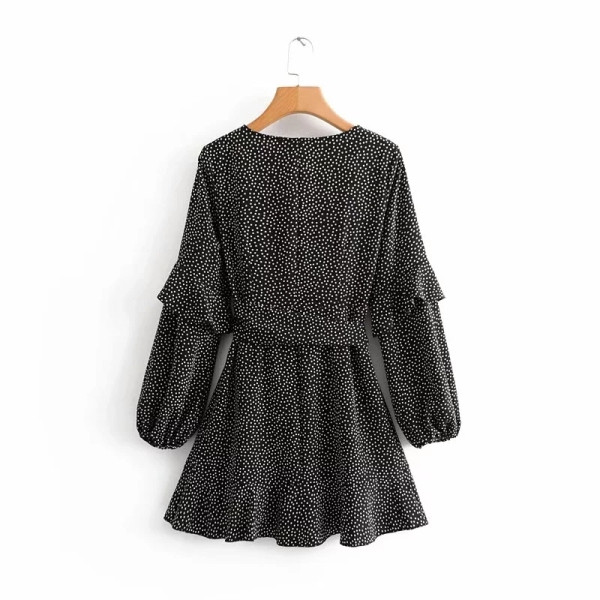 Női alkalmi ruha fürtökkel és V-nyakú fekete színben