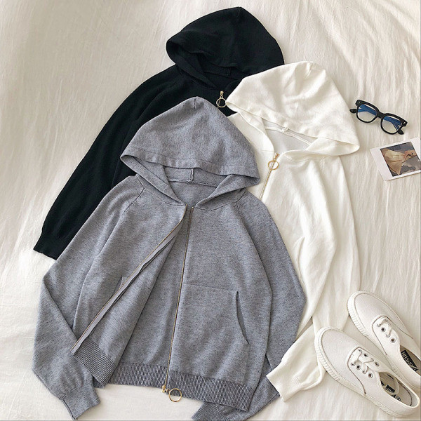 Női alkalmi pulóver fekete, fehér, szürke és bézs színben, zsebekkel és kapucnival