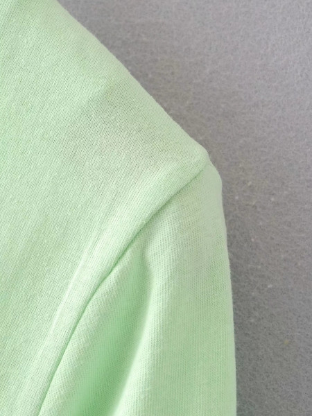 Rövid női blúz V-nyakú és hosszú ujjú zöld színben