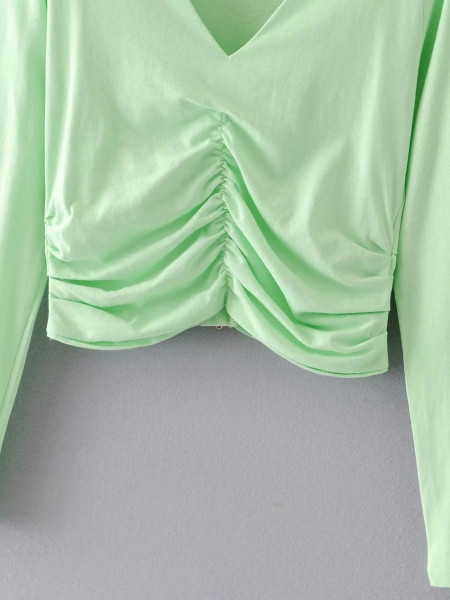 Rövid női blúz V-nyakú és hosszú ujjú zöld színben