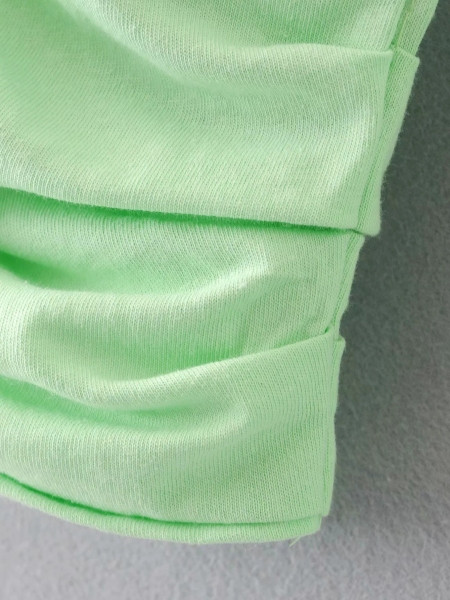 Rövid női blúz V-nyakú és hosszú ujjú zöld színben