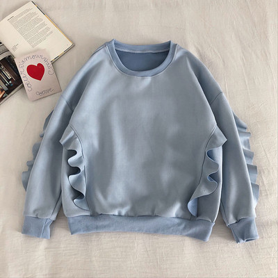 Γυναικεία μπλούζα σε ροζ, άσπρο και μπλε χρώμα με στρογγυλή λαιμόκοψη και βολάν