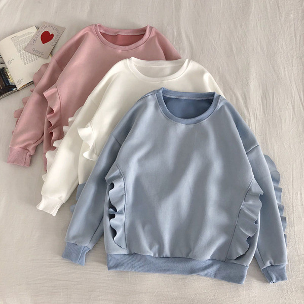 Γυναικεία μπλούζα σε ροζ, άσπρο και μπλε χρώμα με στρογγυλή λαιμόκοψη και βολάν