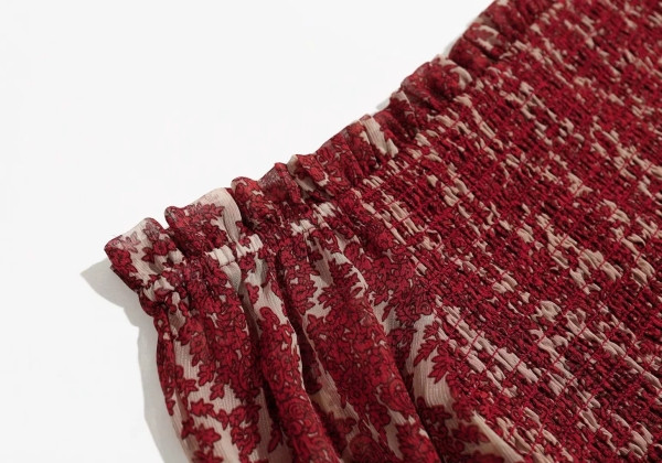 Κοντό λεπτό γυναικείο τοπ με κοντό μανίκι και γυμνά ώμοι σε μπορντό χρώμα